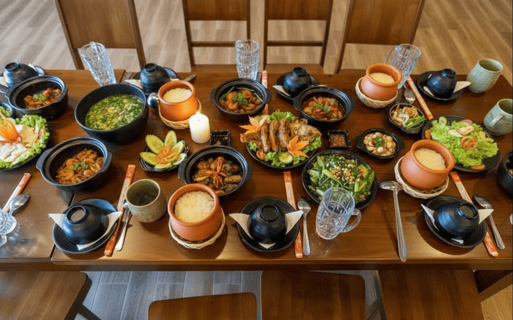 Vừng Ơi - Cam Ly phục vụ thêm cơm tấm nóng hổi